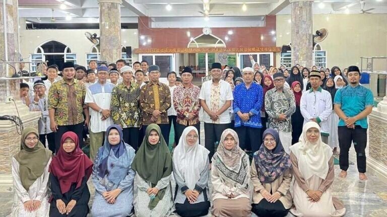 ondok Pesantren Miftahul Huda Padang menggelar kegiatan buka puasa bersama dalam rangkaian acara Pesantren Ramadhan 1447 Hijriah. Foto: LINES
