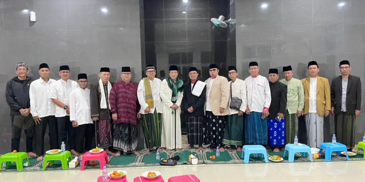 Jajaran pengurus Majelis Ulama Indonesia (MUI) Kecamatan Pondok Gede melaksanakan kegiatan Safari Ramadan dengan mengunjungi warga LDII di Masjid Baitul A’laa, Pondok Gede, Kota Bekasi, Jawa Barat pada Sabtu (14/3). Foto: LINES