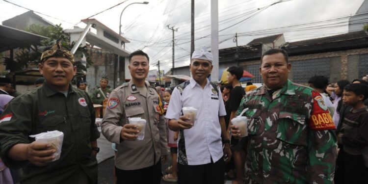 DPD LDII Kota Cimahi membagikan 1.000 paket takjil kepada masyarakat di Jalan Kebon Kopi, Kota Cimahi, pada Jumat (6/3/2026). Foto: LINES