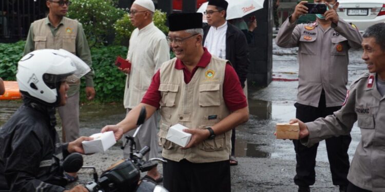 DPD LDII Kota Bekasi membagikan ratusan paket takjil kepada masyarakat dan pengguna jalan di depan Koramil 01/Kranji, Kota Bekasi, Jawa Barat pada Sabtu (7/3). Foto: LINES