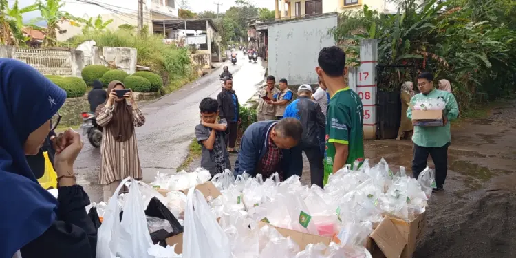 PC LDII Kecamatan Cimanggung membagikan takjil pada Jumat (6/3). Foto: LINES