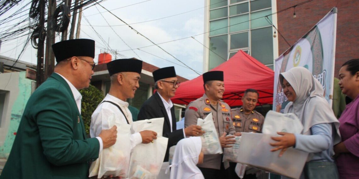 DPW LDII Jawa Barat membagikan takjil gratis kepada masyarakat menjelang waktu berbuka puasa di depan Graha Aulia Jatinangor, Kabupaten Sumedang, Jawa Barat, pada Jumat (6/3/2026). Foto: LINES