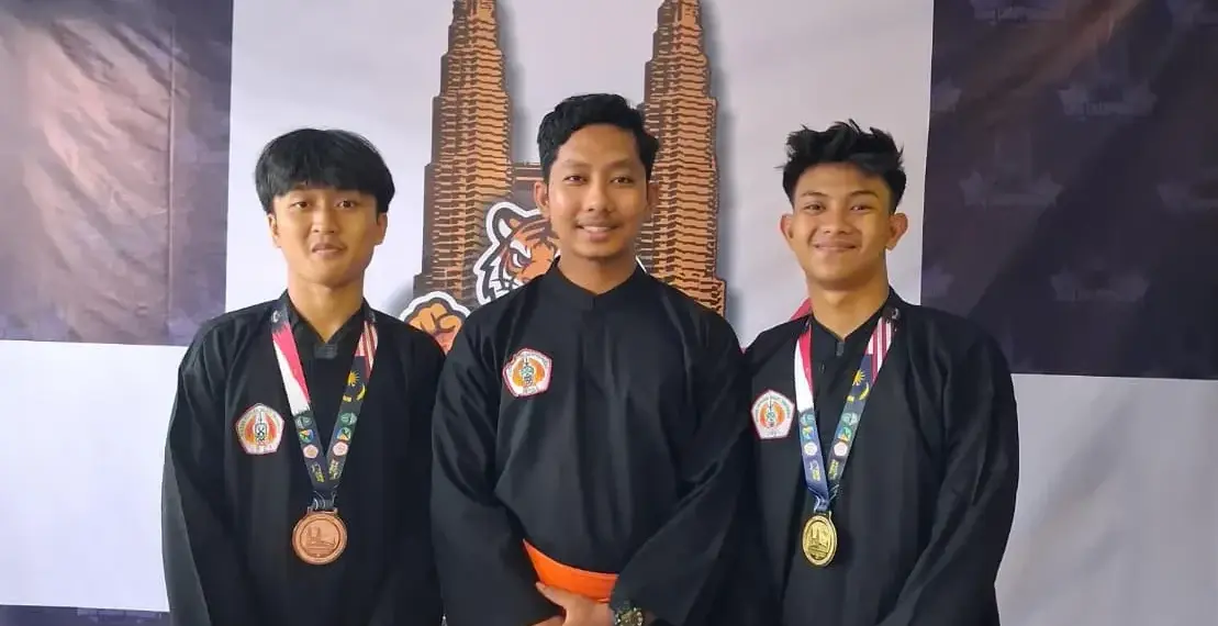 Dua siswa SMA Wali Barokah Boarding School Kota Kediri mengukir prestasi dalam ajang bergengsi Kejuaraan Nasional (Kejurnas) Pencak Silat BMW Championship Road To Malaysia 2026. Foto: LINES