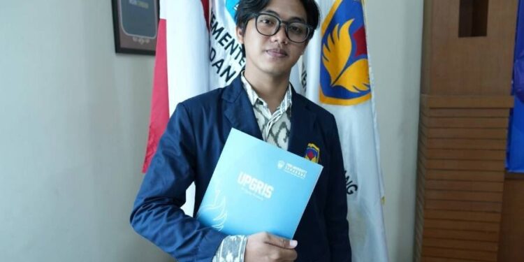 Mahasiswa Fakultas Teknik dan Informatika Universitas PGRI Semarang, Abdillah Fathan, membuat karya ilmiah berbasis potensi lokal dan meraih juara. Foto: LINES.