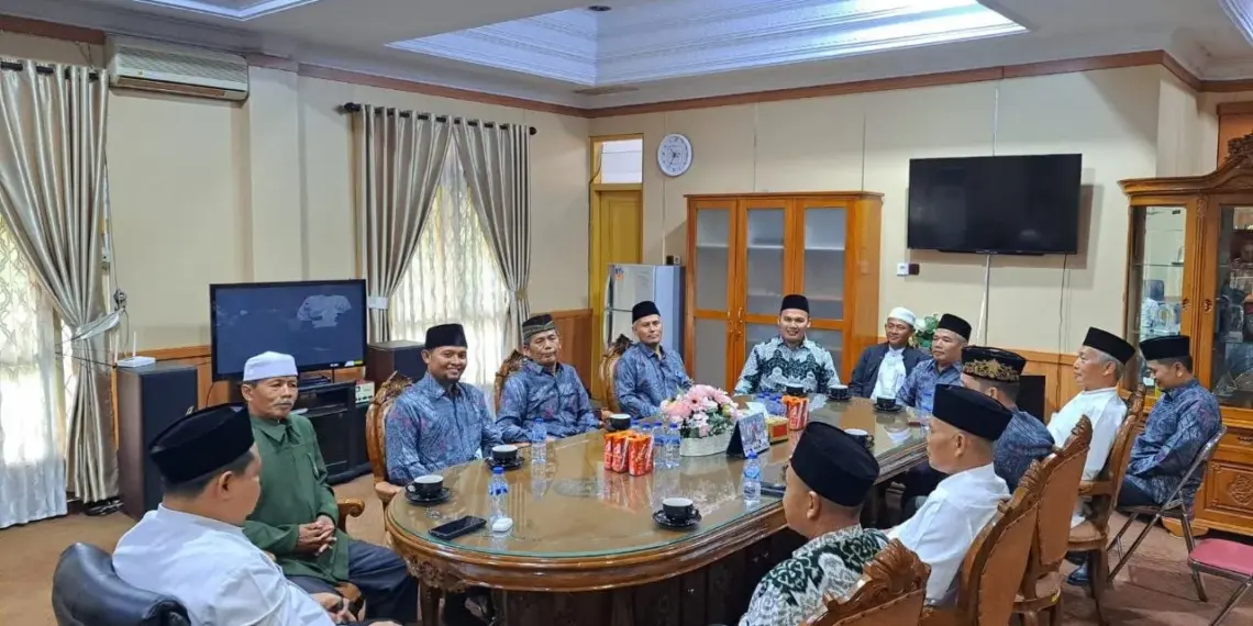 Pengurus DPD LDII Kabupaten Bungo silaturahim dengan Bupati Bungo Dedy Putra dan Wakil Bupati Bungo Tri Wahyu Hidayat, di kantor Bupati Bungo, Jambi, pada Rabu (25/3). Foto: LINES