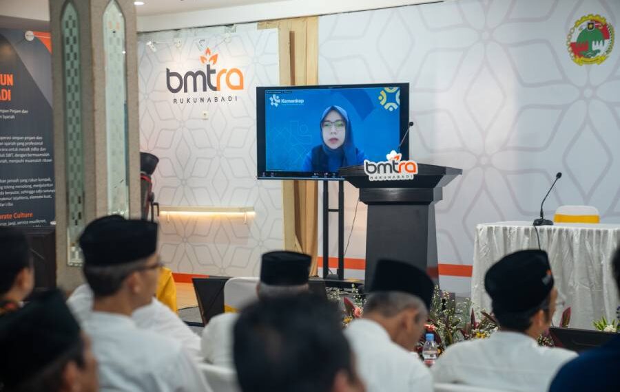 perwakilan Deputi Bidang Kelembagaan dan Digitalisasi Koperasi, Resti Hadianti, secara online di Rapat Anggota Tahunan (RAT) KSPPS BMT RA. Foto: LINES.