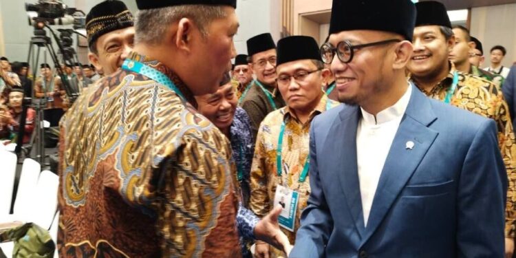 Ketua DPD LDII Kediri Agung Riyanto bersalaman dengan Wamenhaj RI Dahnil Anzar Simanjuntak pada momen Munas X LDII 2026 lalu. Foto: LINES.