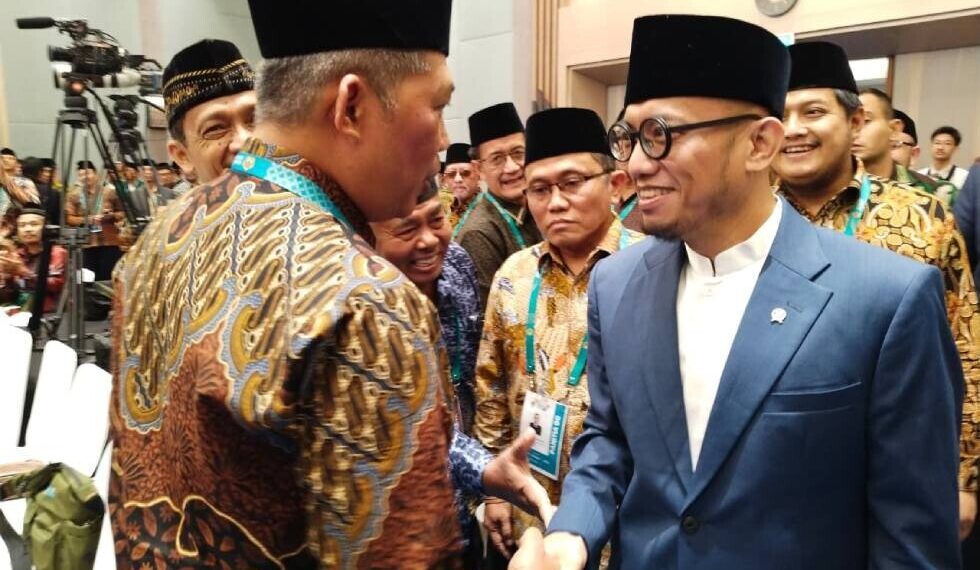 Ketua DPD LDII Kediri Agung Riyanto bersalaman dengan Wamenhaj RI Dahnil Anzar Simanjuntak pada momen Munas X LDII 2026 lalu. Foto: LINES.