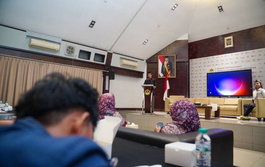 Kadep Hubungan Antar Lembaga DPP LDII H. Ponco Budiman saat memberikan sambutan di hadapan siswa dan guru SMK Tri Sukses Depok. Foto: LINES.