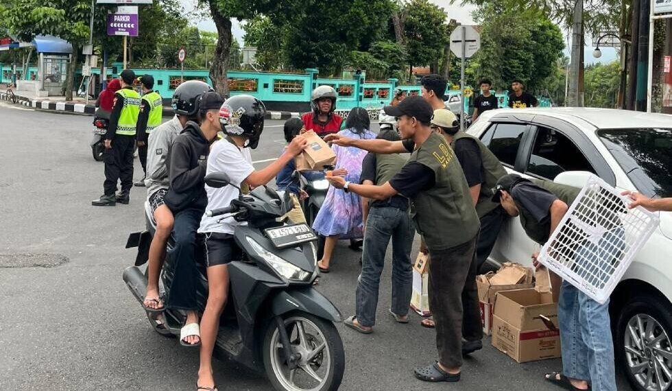 Remaja LDII Kota Magelang menggelar berbagi takjil gratis. Foto: LINES.