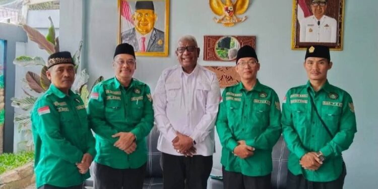Pengurus DPD LDII Kabupaten Mimika silaturahim dengan Bupati Mimika Johannes Rettob. Foto: LINES.