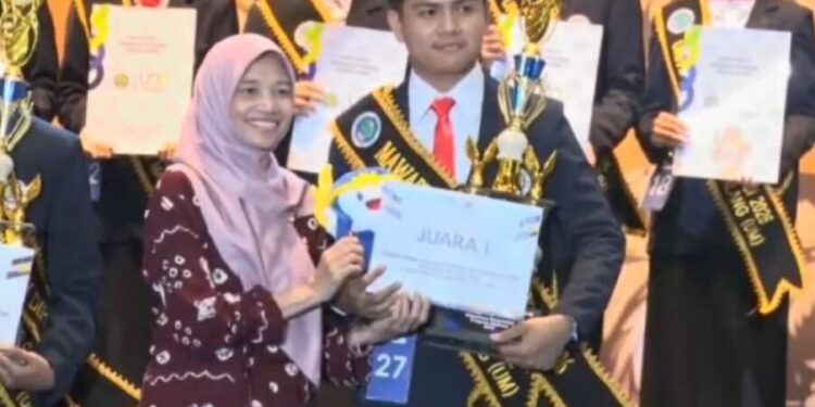 Mahasiswa LDII Malang, Muchamad Yafis meraih Juara 1 Pemilihan Mahasiswa Berprestasi (Pilmapres) jenjang vokasi. Foto: LINES.