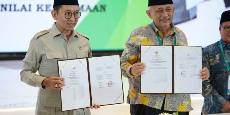 Menteri Kebudayaan Fadli Zon dan Ketua Umum DPP LDII KH Chriswanto Santoso menandatangani MoU Kebudayaan. Foto: LINES.