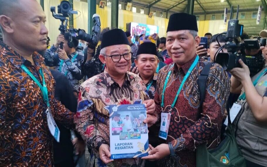 Mendikdasmen bersama Ketua DPD LDII Kediri Agung Riyanto pada momen Munas X LDII 2026. Foto: LINES.