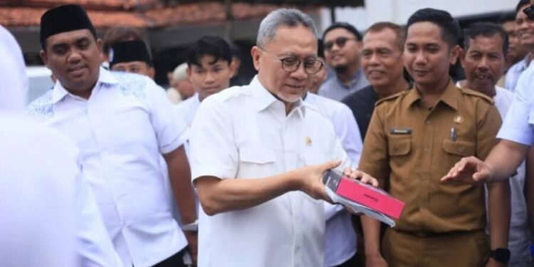 Menteri Koordinator Bidang Pangan Zulkifli Hasan mengunjungi Pondok Pesantren (Ponpes) KH Zaenal Asyikin, Pemalang. Foto: LINES.