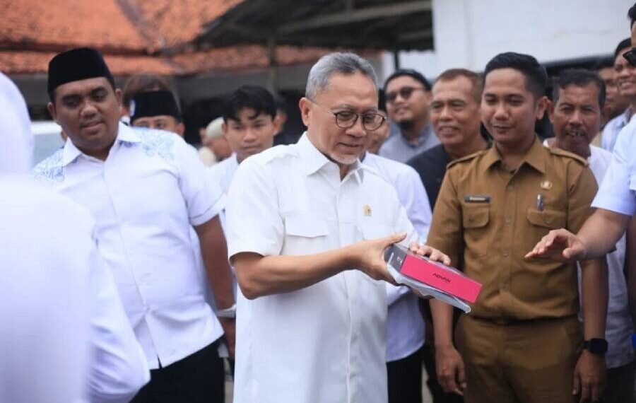 Menteri Koordinator Bidang Pangan Zulkifli Hasan mengunjungi Pondok Pesantren (Ponpes) KH Zaenal Asyikin, Pemalang. Foto: LINES.
