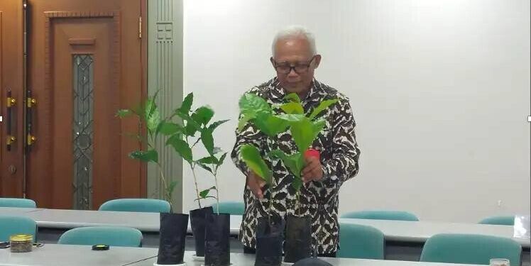 Warga LDII Bogor, Rubiyo yang juga profesor riset meraih tanda kehormatan Satyalancana Wira Karya. Foto: LINES.