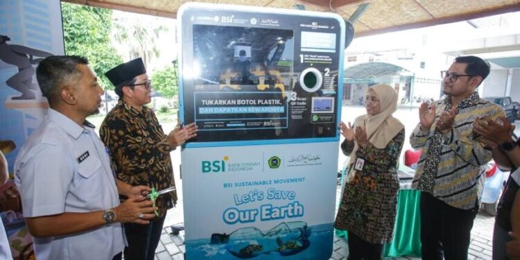 Bank Syariah Indonesia (BSI) meresmikan Reverse Vending Machine (RVM) di Pondok Pesantren (Ponpes) Minhajurrosyidin sebagai upaya pengelolaan sampah plastik. Foto: LINES.