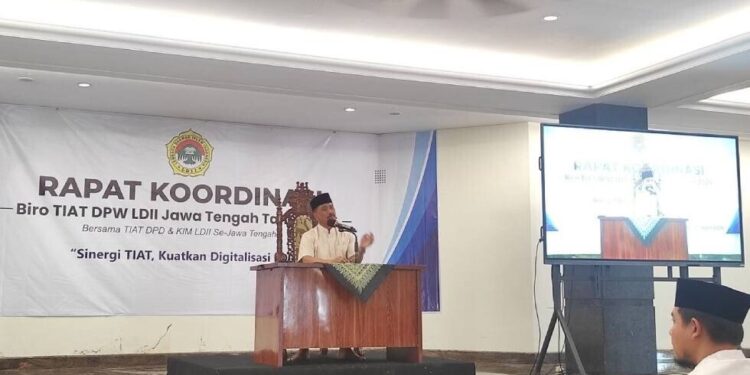 Ketua DPW LDII Jawa Tengah, Singgih Tri Sulistiyono, membuka Rapat Koordinasi Wilayah (Rakorwil) Biro TIAT dan KIM. Foto: LINES.