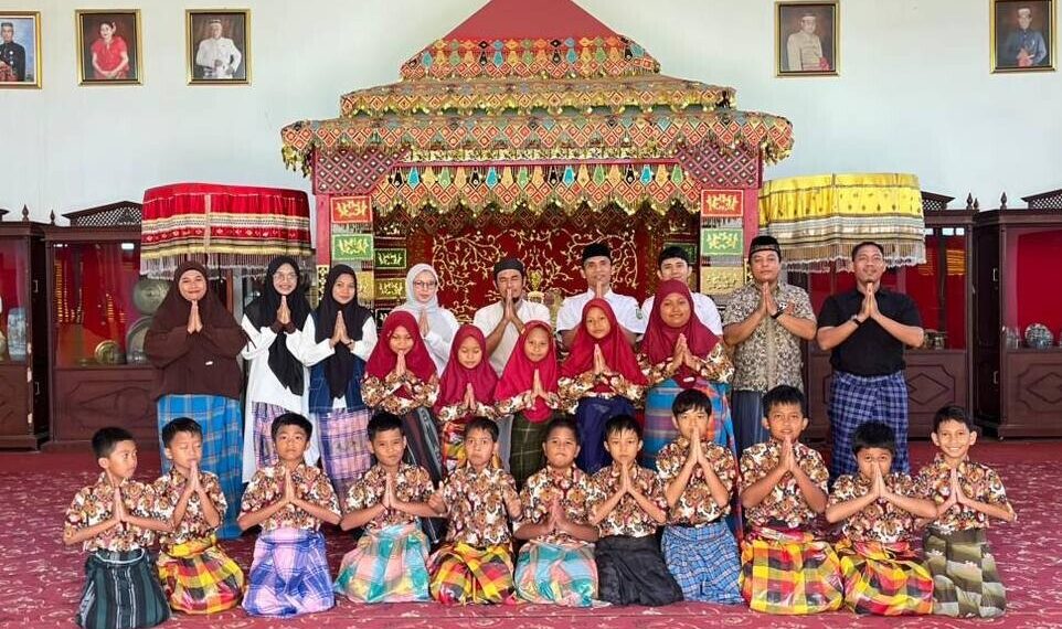 SD Budi Utomo Lamasi menggelar pembelajaran luar kelas (outing class) dengan mengunjungi tempat sejarah dan perpustakaan daerah. Foto: LINES.