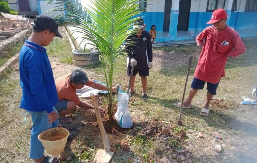Yayasan Budi Luhur Mandiri dan LDII Kutai Timur melakukan penghijauan di area sekolah. Foto: LINES.