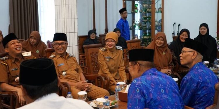 Wali Kota Kediri, Vinanda Prameswati, bersama Wakil Wali Kota Qowimuddin Thoha silaturahim ke Ponpes Wali Barokah. Foto: LINES.