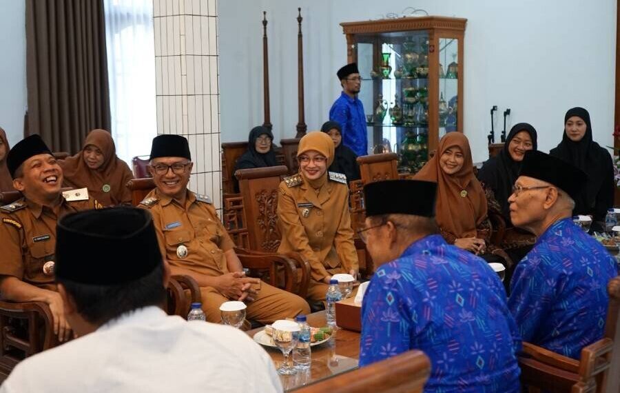 Wali Kota Kediri, Vinanda Prameswati, bersama Wakil Wali Kota Qowimuddin Thoha silaturahim ke Ponpes Wali Barokah. Foto: LINES.