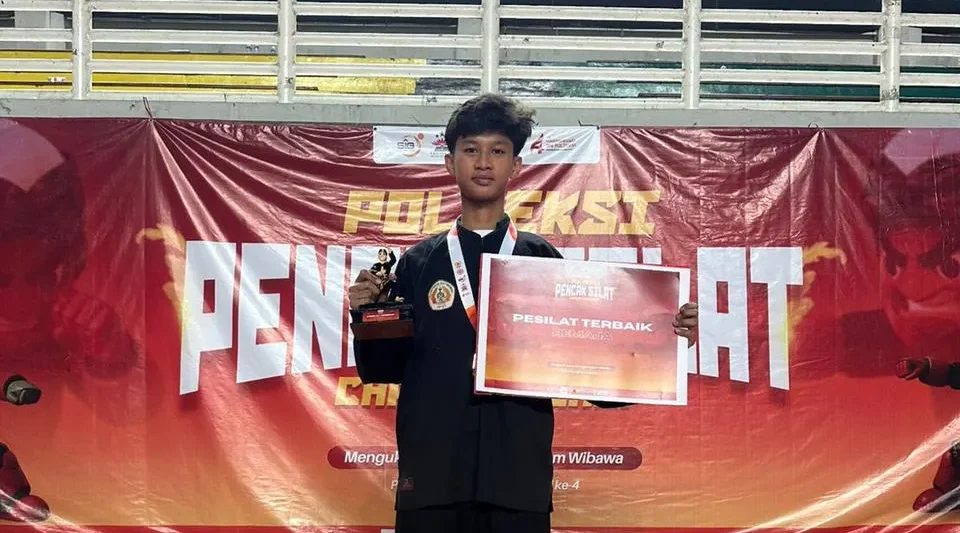 Siswa kelas 2 SMP Wali Barokah Boarding School, Alvaro Satrio Harimurti, meraih medali emas dalam Kejuaraan Pencak Silat Open Tournament. Foto: LINES