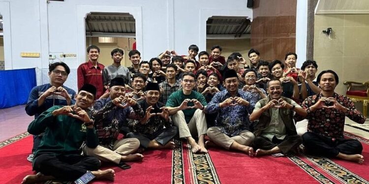 Ben Kasyafani mengunjungi santri dan mahasiswa Pondok Pesantren Syafiurrohman, naungan DPD LDII Kabupaten Jember. Foto: LINES.