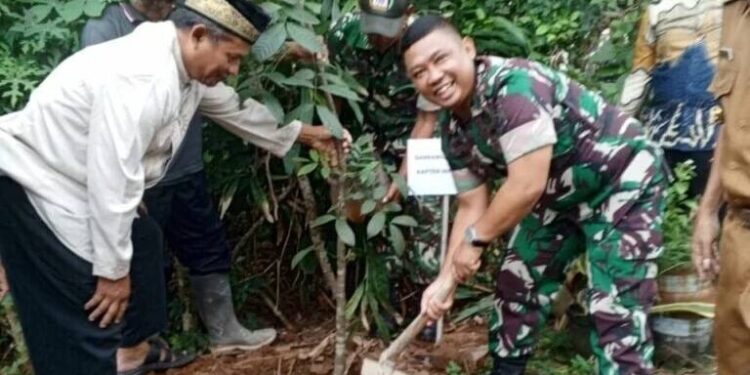 Ketua PC LDII Kecamatan Solear, Ngadiyono menerima silaturrahim Danramil 13/Cisoka. Foto: LINES.