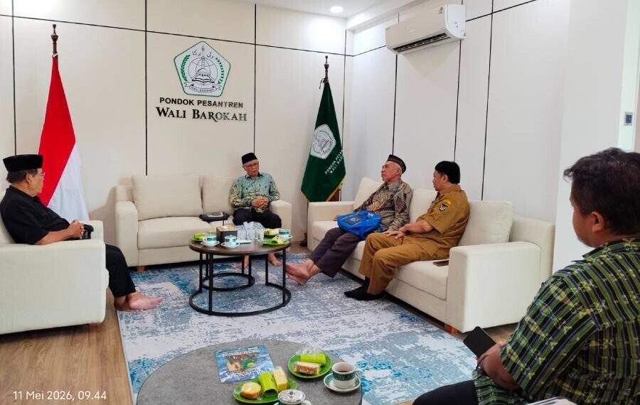 Ketua FKUB dan Kesbangpol Kota Kediri dengan Ponpes Wali Barokah membahas rencana kegiatan Lintas Agama. Foto: LINES.