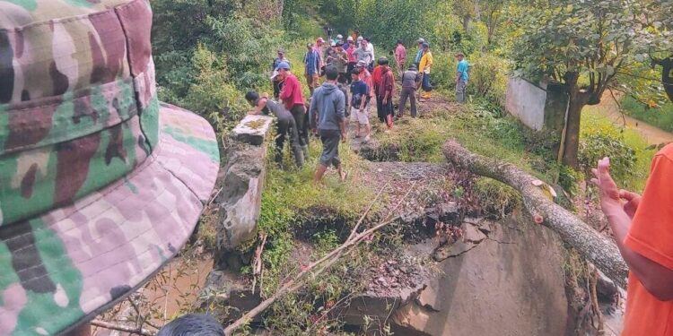 Gotong Royong PAC LDII Kala Pegasing perbaiki jembatan rusak akibat banjir bandang 2025 lalu. Foto: LINES.