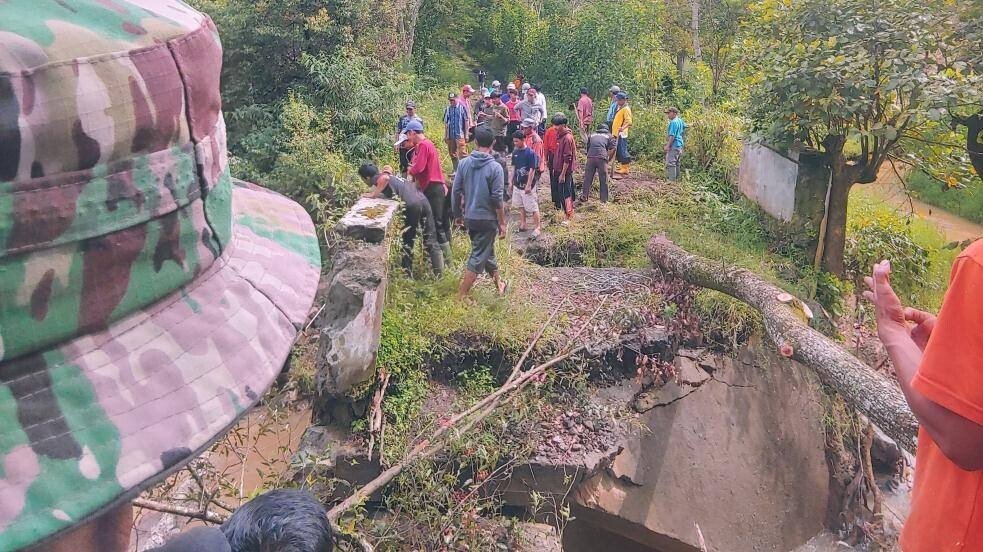 Gotong Royong PAC LDII Kala Pegasing perbaiki jembatan rusak akibat banjir bandang 2025 lalu. Foto: LINES.