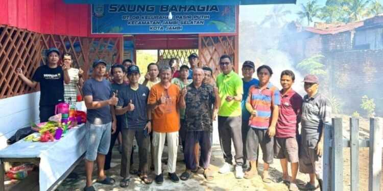 PAC LDII Pasir Putih bersama Anggota DPRD Kota Jambi, Martua Muda Siregar, menghelat gotong royong Kampung Bahagia. Foto: LINES.