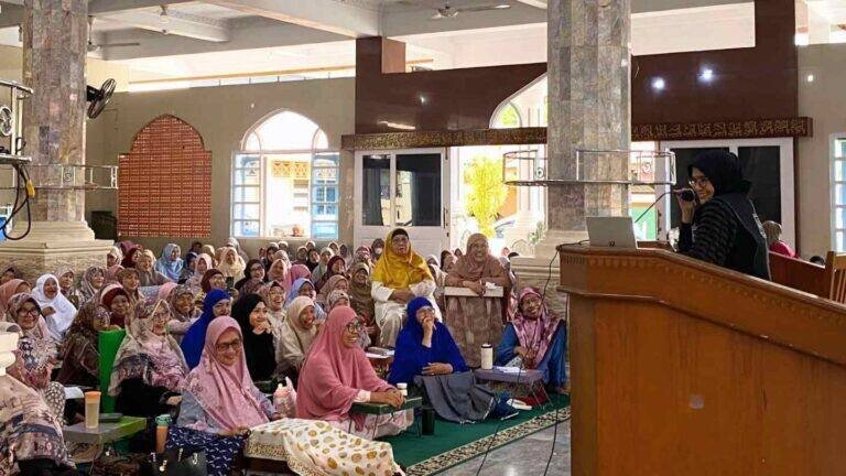 Anggota Departemen Pemberdayaan Perempuan dan Kesejahteraan Keluarga (PPKK) DPP LDII Periode 2021 – 2026 Hj Ida Royani berkunjung ke LDII Kota Padang. Foto: LINES.
