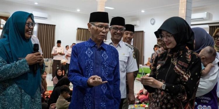 Ketua Pondok Pesantren (Ponpes) Wali Barokah Kediri, KH Sunarto mendampingi Wali Kota Kediri Vinanda Prameswati, di Posyandu Seruni. Foto: LINES.