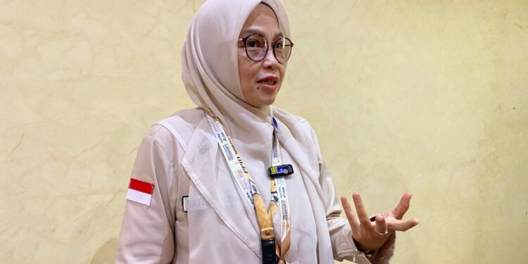 Kasi Bimbad Erti Herlina menyebut KBIHU memiliki peran penting dalam memberikan edukasi kepada jemaah agar tidak memaksakan aktivitas ibadah tambahan yang berpotensi menguras kondisi fisik Rabu (6/5/2026). Foto: MCH 2026