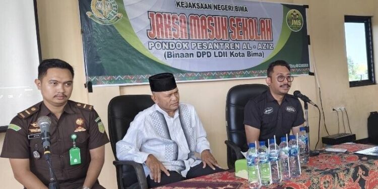Kasi Intelijen Kejari Bima, Virdis Firmanillah Putra Yuniar berkunjung ke Pondok Pesantren Al Azis Manggemaci Kota Bima. Foto: LINES.