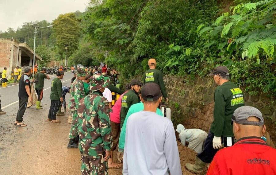LDII Magetan menggelar kerja bakti massal di jalur utama wisata Sarangan. Foto: LINES.