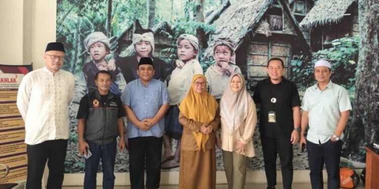 Kepala Bidang Pemberdayaan Lembaga Kemasyarakatan (PLK) Dinas Pemberdayaan Masyarakat dan Desa (PMD) Provinsi Banten, Kustantina menerima silaturrahim jajaran pengurus DPW LDII Banten. Foto: LINES.