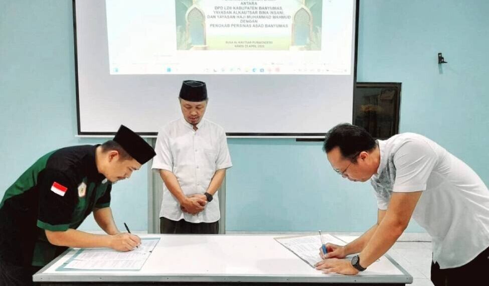 DPD LDII Kabupaten Banyumas menandatangani perjanjian kerja sama dengan Pengurus Kabupaten Persinas ASAD. Foto: LINES.