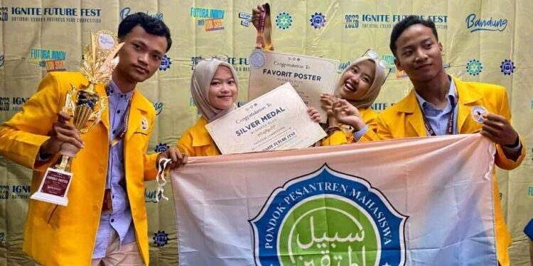 Delegasi mahasiswa Universitas Tidar yang juga merupakan santri Pondok Pesantren Mahasiswa Sabilul Muttaqin Magelang, Jawa Tengah. Foto: LINES.