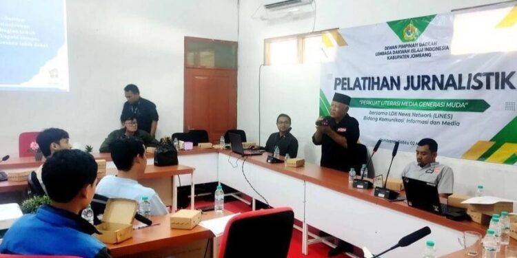 DPD LDII Kabupaten Jombang menggelar pelatihan jurnalistik bagi generasi muda di Ruang Training Center (TC) Yayasan Pendidikan Budi Utomo. Foto: LINES.