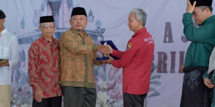 Pelepasan para siswa SMP-SMA Tri Sukses Boarding School Jambi angkatan ke-9 Tahun Ajaran 2025–2026. Foto: LINES.