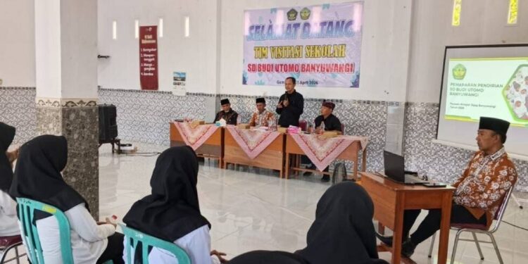 Dinas Pendidikan (Dispendik) Kabupaten Banyuwangi memverifikasi lapangan dengan meninjau kesiapan Yayasan Arroyan Jajag Banyuwangi. Foto: LINES.