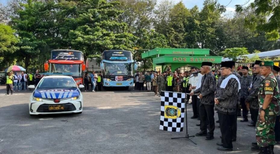 Penjabat Sekretaris Daerah (Pj Sekda) Kabupaten Klaten, Jaka Purwanto melepas 82 jamaah calon haji. Foto: LINES.