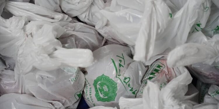 Pemakaian plastik dari pati singkong untuk tebar kurban LDII. Foto: LINES.