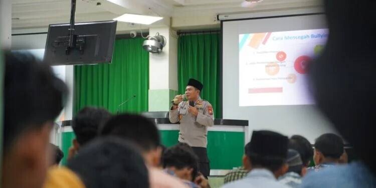 Kepala Satuan Pembinaan Masyarakat (Kasat Binmas) Polres Nganjuk, AKP Ari Hartono, hadir sebagai narasumber pencegahan perundungan di Ponpes Al Ubaidah. Foto: LINES.