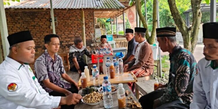 Kepala KUA Kapanewon Nanggulan, Jemino, melaksanakan safari salat Dzuhur di Masjid Al Barokah, Kulon Progo, Daerah Istimewa Yogyakarta (DIY). Foto: LINES.
