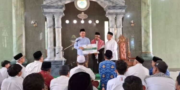 Bupati Kudus Sam’ani Intakoris melaksanakan Safari Jumat di Masjid Baitul Qudus yang dikelola LDII. Foto: LINES.
